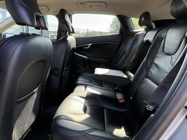 Volvo V40 Cross Country 1.6 D2 Summum 2013 Diesel 9