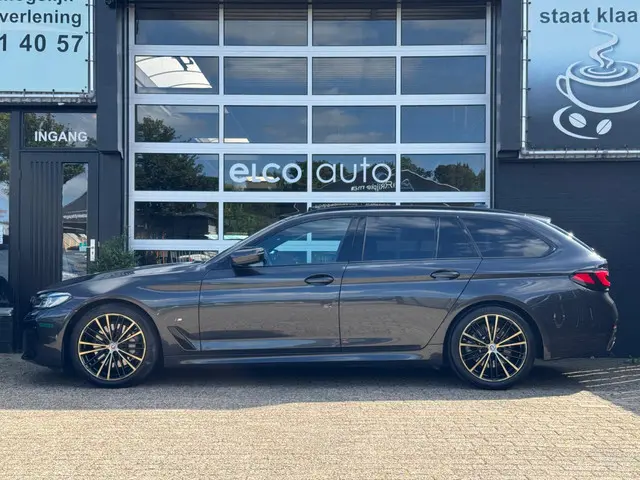 BMW 5 Serie Touring 530i M-Sport / Pano / ACC 2023 Benzine 3