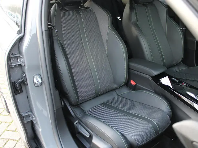 Peugeot 2008 1.2 Hybrid 145 GT 2026 Hybride Benzine 10