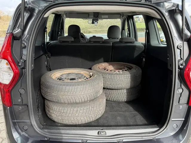 Dacia Lodgy 1.2 TCe Lauréate 5p. 2013 Benzine 24