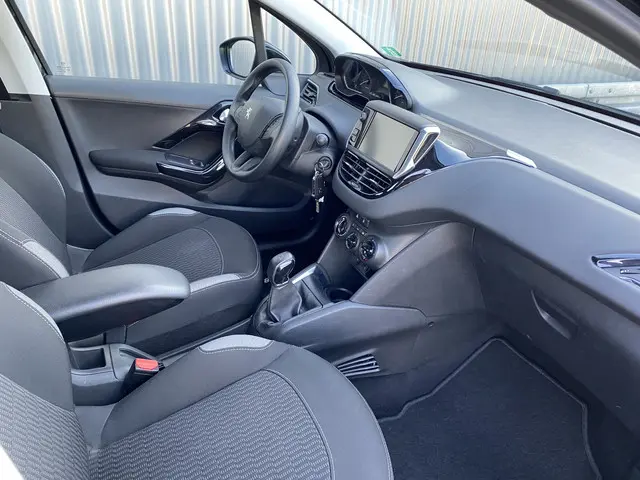 Peugeot 208 1.2 PureTech Blue Lease 2016 Benzine 16