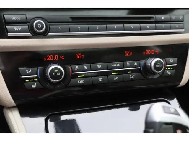 BMW 5 Serie Touring 535i Luxury Edition 2016 Benzine 51