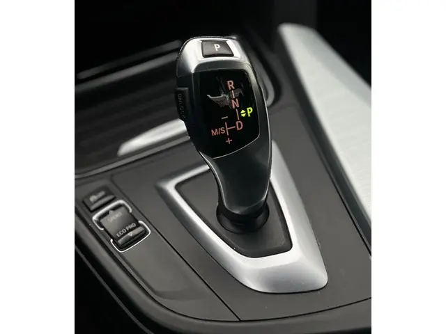 BMW 3 Serie 320i Business 2013 Benzine 17