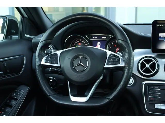 Mercedes-Benz GLA 200 Premium Plus 2018 Benzine 16