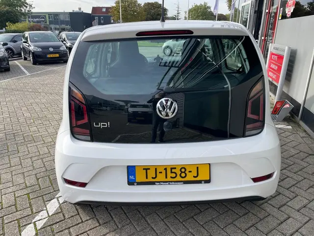 Volkswagen up! 1.0 BMT move up! , 5 Deurs , Airco, 2018 Benzine 4