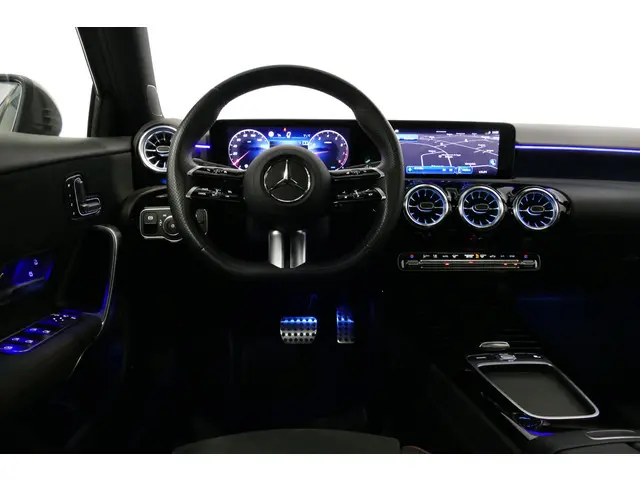 Mercedes-Benz A-Klasse 200 AMG Line 2023 Benzine 26