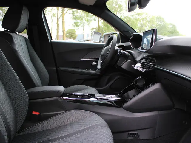 Peugeot 2008 1.2 Hybrid 110 Allure 2026 Hybride Benzine 6