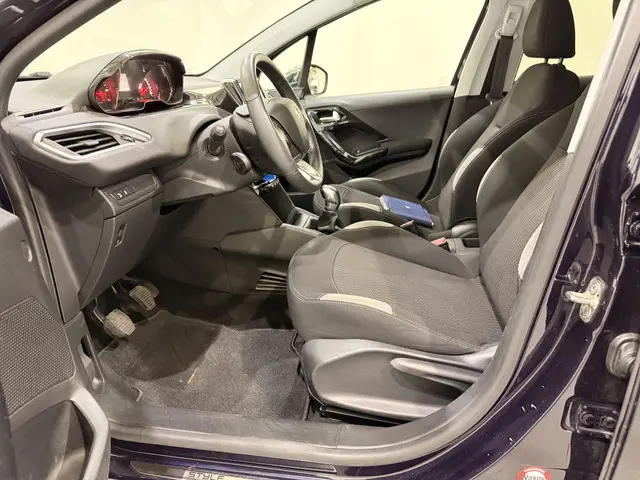 Peugeot 208 HB 1.2 VTi Style Navi/Clima 2014 Benzine 19