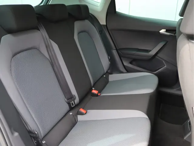 SEAT Arona 1.0 TSI Style Business Intense 2018 Benzine 24