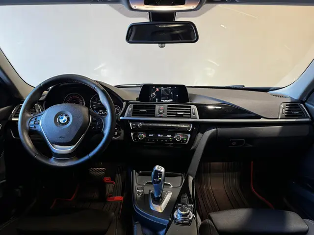 BMW 3 Serie 318i Executive 2017 Benzine 29