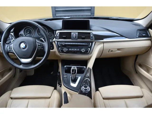 BMW 3 Serie Touring 320i High Executive 2013 Benzine