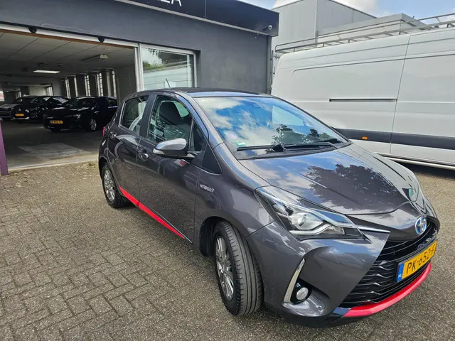 Toyota Yaris 1.5 Hybrid Design Red 2017 Hybride Benzine 3