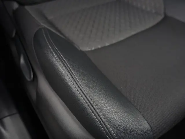 Toyota C-HR 1.8 Hybrid Dynamic Aut- 2023 Hybride Benzine 19