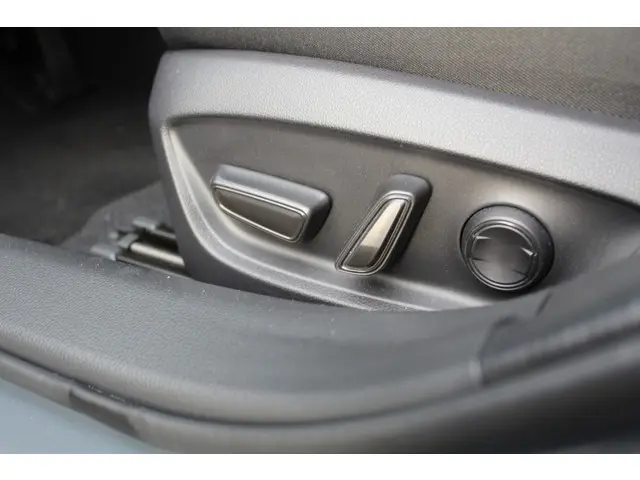 Toyota Prius 2.0 Plug-in Executive 2024 Hybride Benzine 22