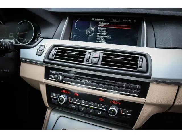 BMW 5 Serie 528i Luxury Edition 2015 Benzine 7