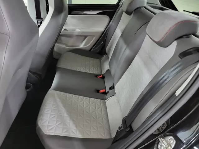 Volkswagen up! 1.0 BMT up! beats audio 2017 Benzine 8