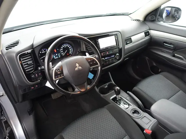 Mitsubishi Outlander 2