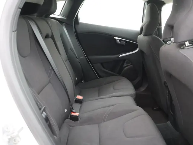 Volvo V40 2.0 D2 120 PK EURO 6 + NAVIGATIE 2018 Diesel 12