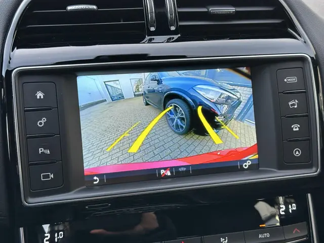 Jaguar XE 2.0 Portfolio 2015 Benzine 48