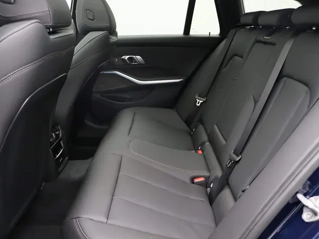 BMW 3 Serie Touring 330e 2024 Hybride Benzine 23