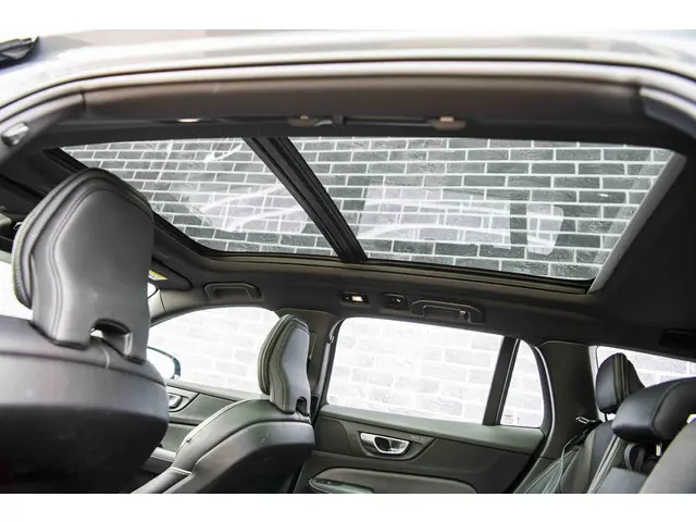 Volvo V60 2.0 B4 Plus Dark 2023 Benzine 32