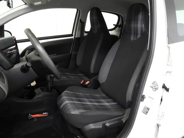 Peugeot 108 1.0 e-VTi Active Premium 2020 Benzine 16