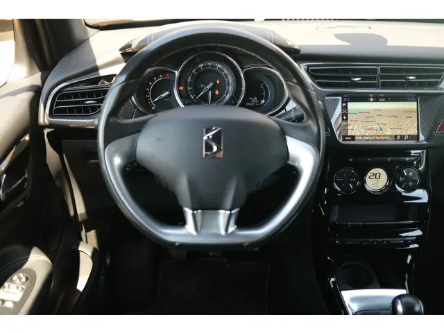 DS DS 3 3 PT 82 So Chic 2016 Benzine 38