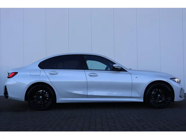 BMW 3 Serie Sedan 320i 2025 Benzine 3
