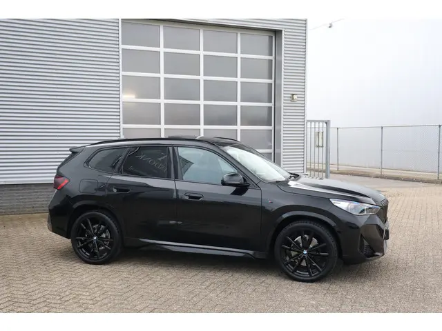 BMW X1 sDrive20i 170pk M-Sport Black Ed. 2023 Benzine 9
