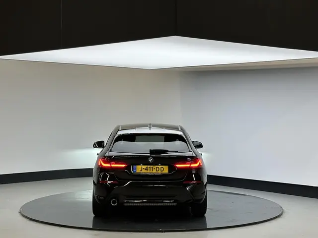 BMW 1 Serie 118i Executive Edition 2020 Benzine 17