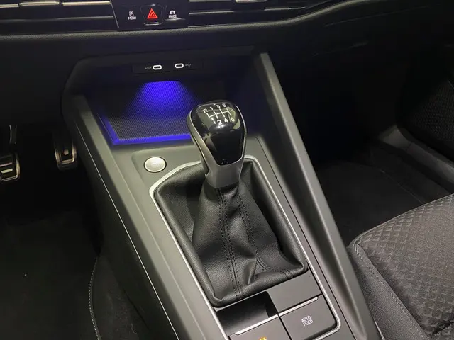 Volkswagen Golf 1.5 eTSI Active 2023 Benzine 25