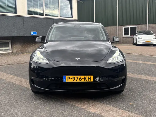 Tesla Model Y 2