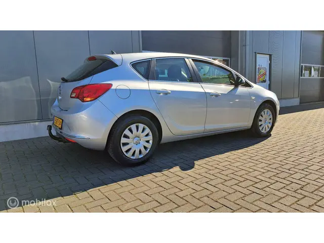 Opel Astra 1.4 Turbo Business + 2013 Benzine 6
