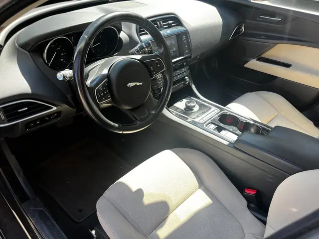 Jaguar XE 2.0 D Pure 2018 Diesel 10