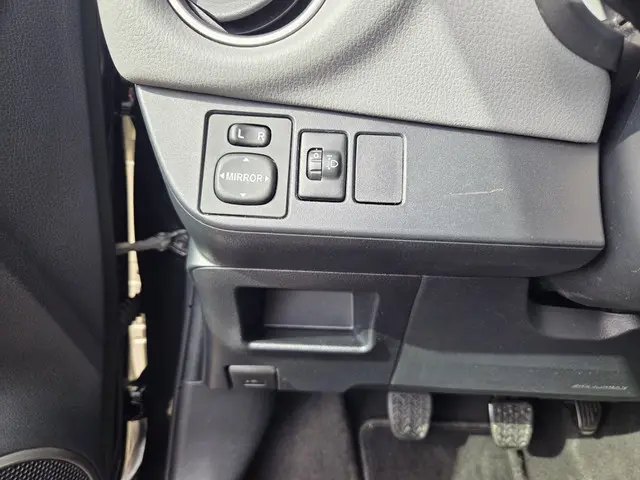 Toyota Yaris 1.0 VVT-i Aspiration 2015 Benzine 11