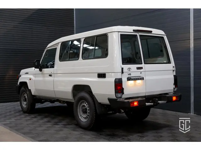Toyota Land Cruiser GRJ78 M/T 2024 Benzine 5
