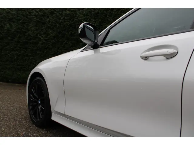 BMW 3 Serie 320i Executive Edition 2020 Benzine 8
