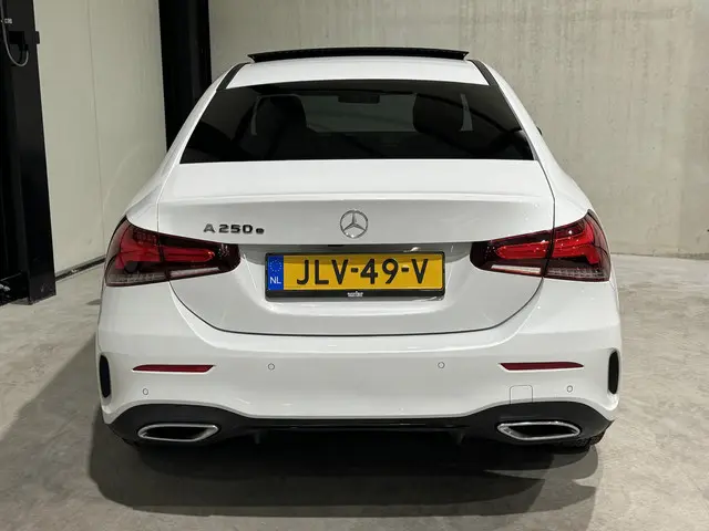 Mercedes-Benz A-Klasse 250 e AMG 2020 Hybride Benzine 29