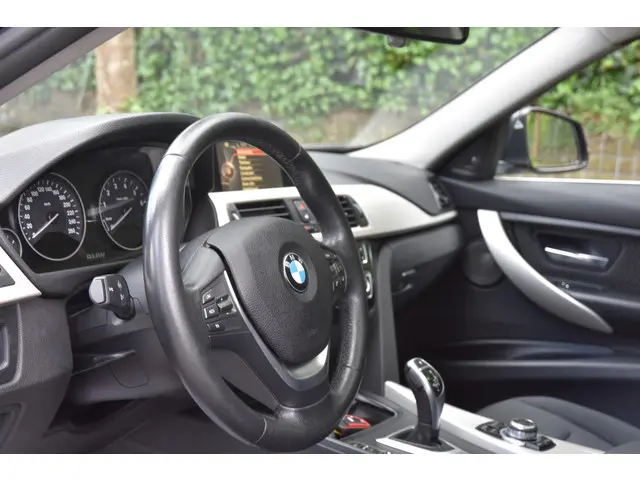 BMW 3 Serie 320i Corporate Lease Executive 2017 Benzine 6