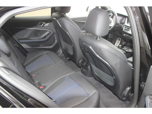 BMW 1 Serie 118i Executive Edition 2021 Benzine 10