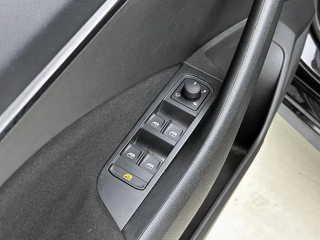 Škoda Kamiq 1.0 TSI Business Edition DSG 2025 Benzine 24