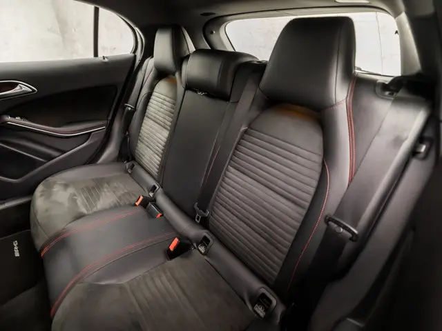 Mercedes-Benz GLA 200 AMG Sport 2015 Benzine 17