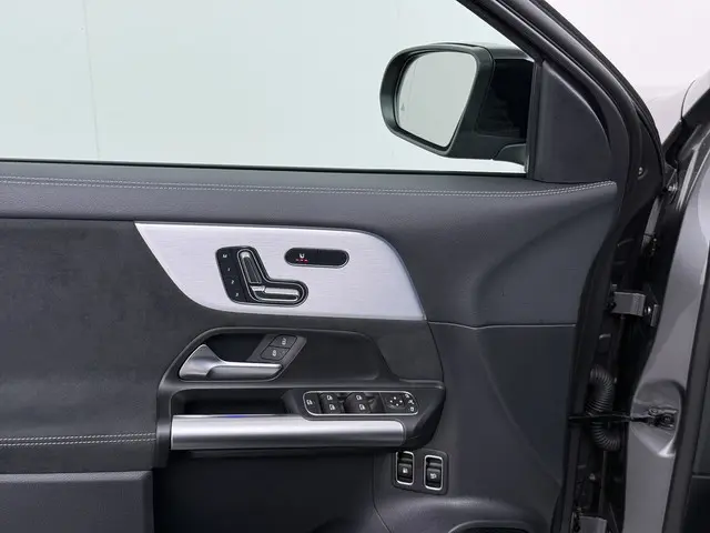 Mercedes-Benz GLA 250 e AMG line 2025 Hybride Benzine 13