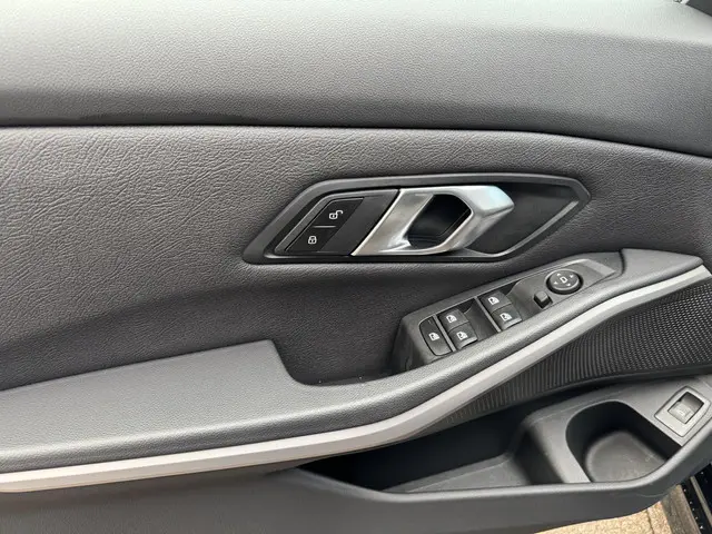 BMW 3 Serie Touring 318i Executive Edition 2021 Benzine 3