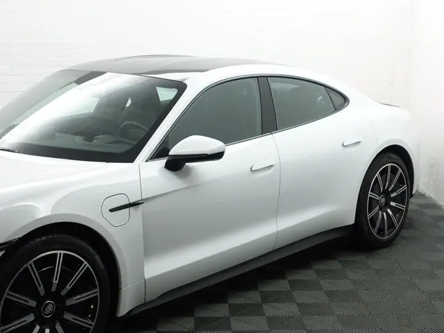 Porsche Taycan Performance 84 kWh- 2021 Elektrisch 37