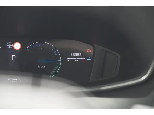 Peugeot 208 Hybrid 100 e-DCS6 Allure 2024 Benzine 44