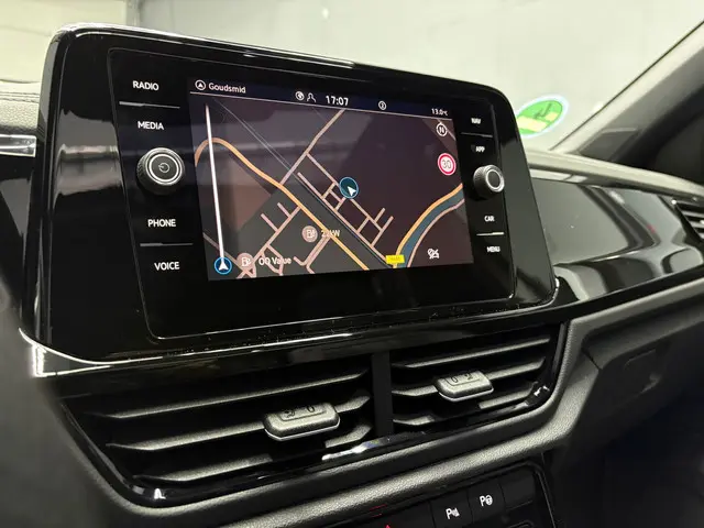 Volkswagen T-Roc 1.5 TSI R-Line PANO 2025 2025 Benzine 21