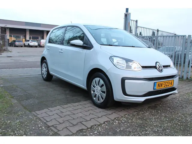 Volkswagen up! 1.0 BMT move up! 2017 Benzine 2