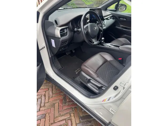 Toyota C-HR 1.8 Hybrid Bi-Tone 2017 Hybride Benzine 4