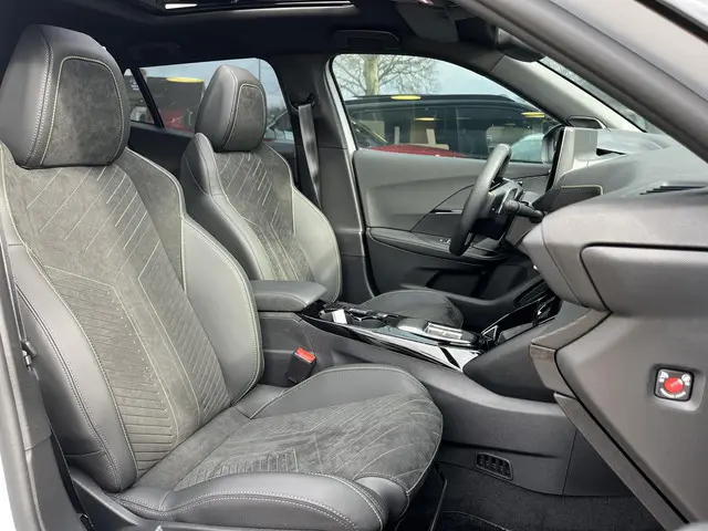 Peugeot 2008 1.2 Hybrid 145 PK GT 2025 Hybride Benzine 36